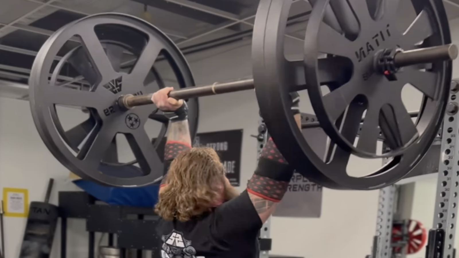 Strongman Tyler Scott Obringer Axle Presses a Massive 192.8 Kilograms (425 Pounds)